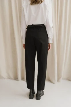 Pantalon droit à pinces en coton bio | noir "black rina pants"