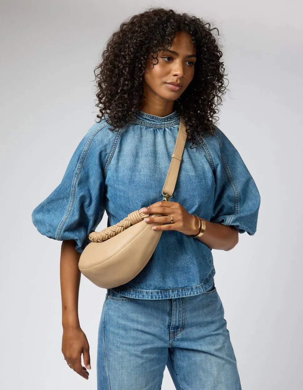 Sac à bandoulière en cuir certifié | dark-sand "leo midi - dark sand soft grain (twisted handle)"