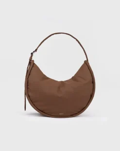 Sac bandoulière en matière recyclé | marron "half moon bag - dark taupe"
