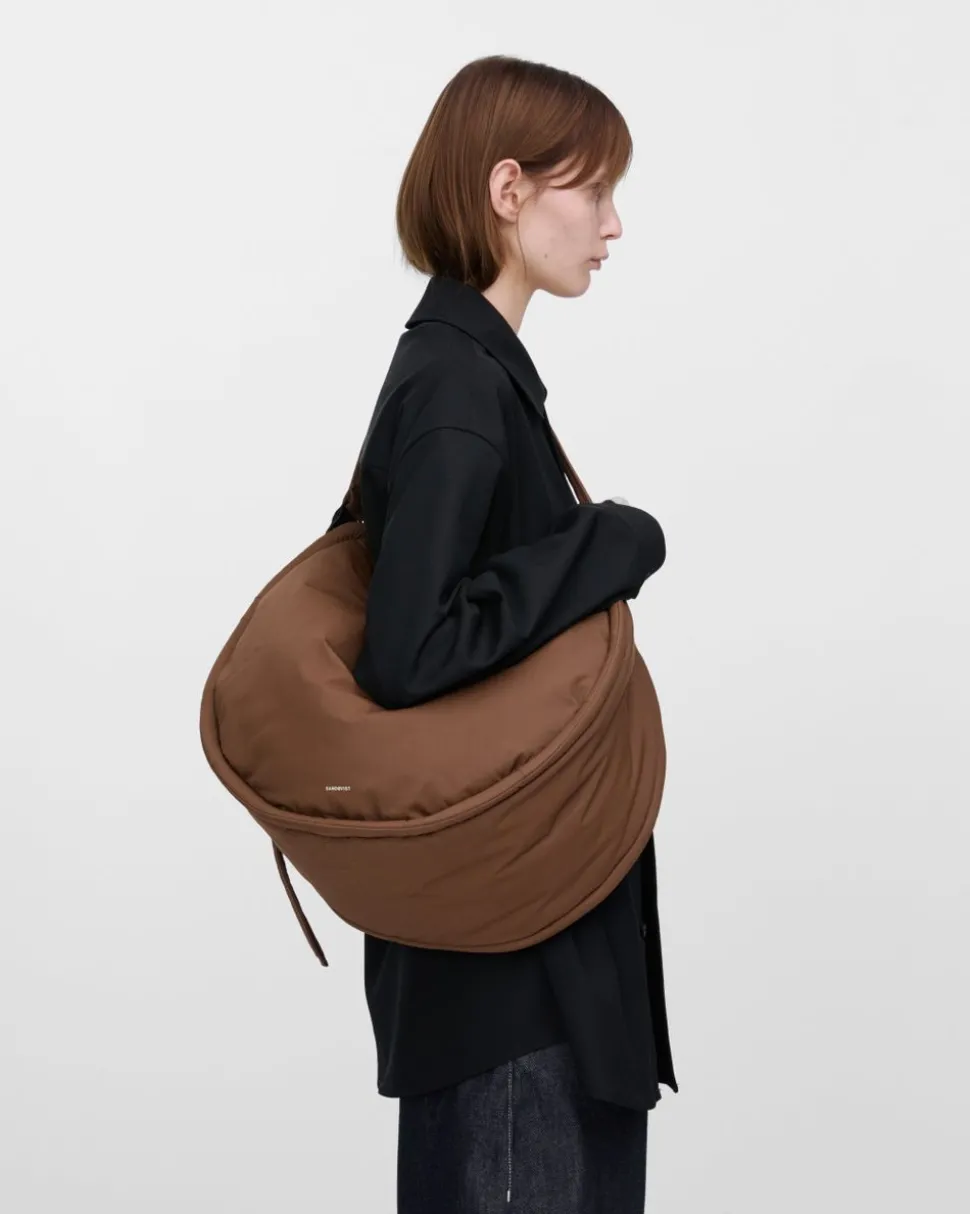 Sac bandoulière en matière recyclé | marron "half moon bag - dark taupe"
