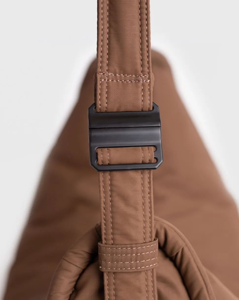 Sac bandoulière en matière recyclé | marron "half moon bag - dark taupe"