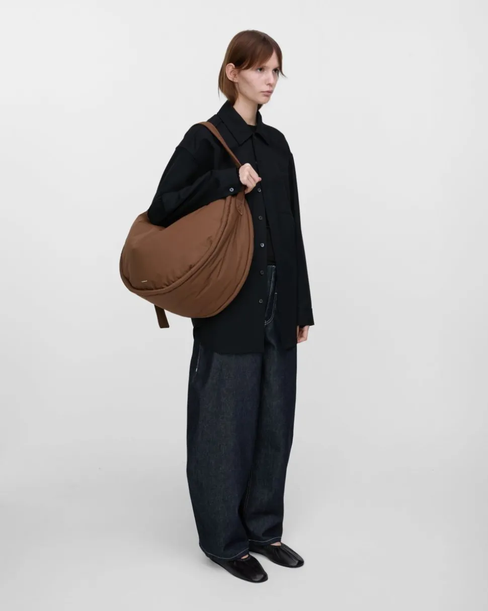 Sac bandoulière en matière recyclé | marron "half moon bag - dark taupe"