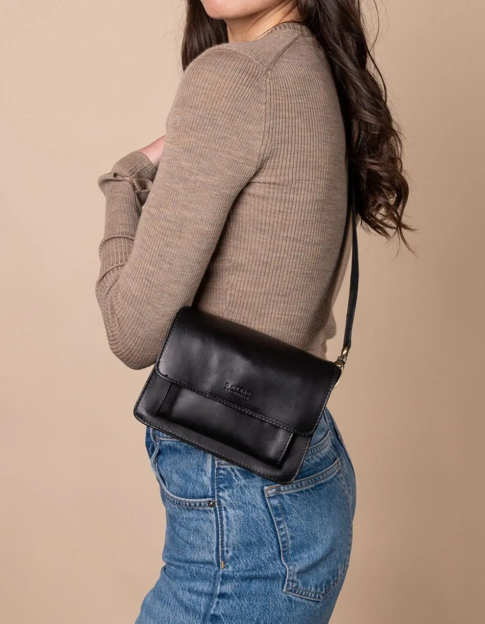 Sac à main bandoulière en cuir certifié | noir "harper mini black classic leather"