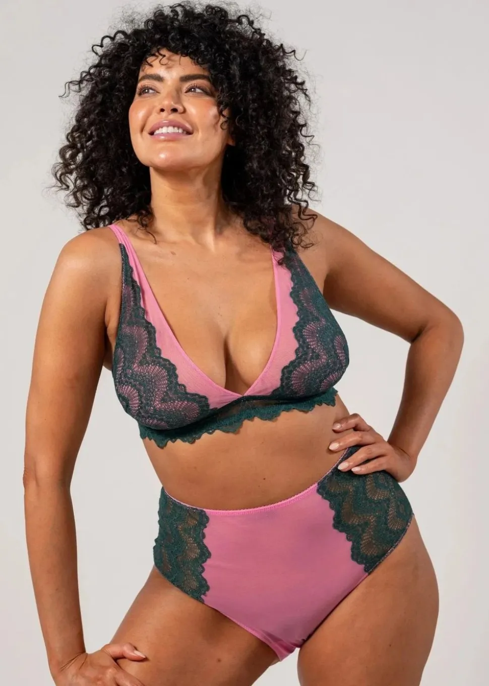Soutien gorge triangle en matières recyclées | bicolore "lace mesh plunge bralette - pine/candy pink"